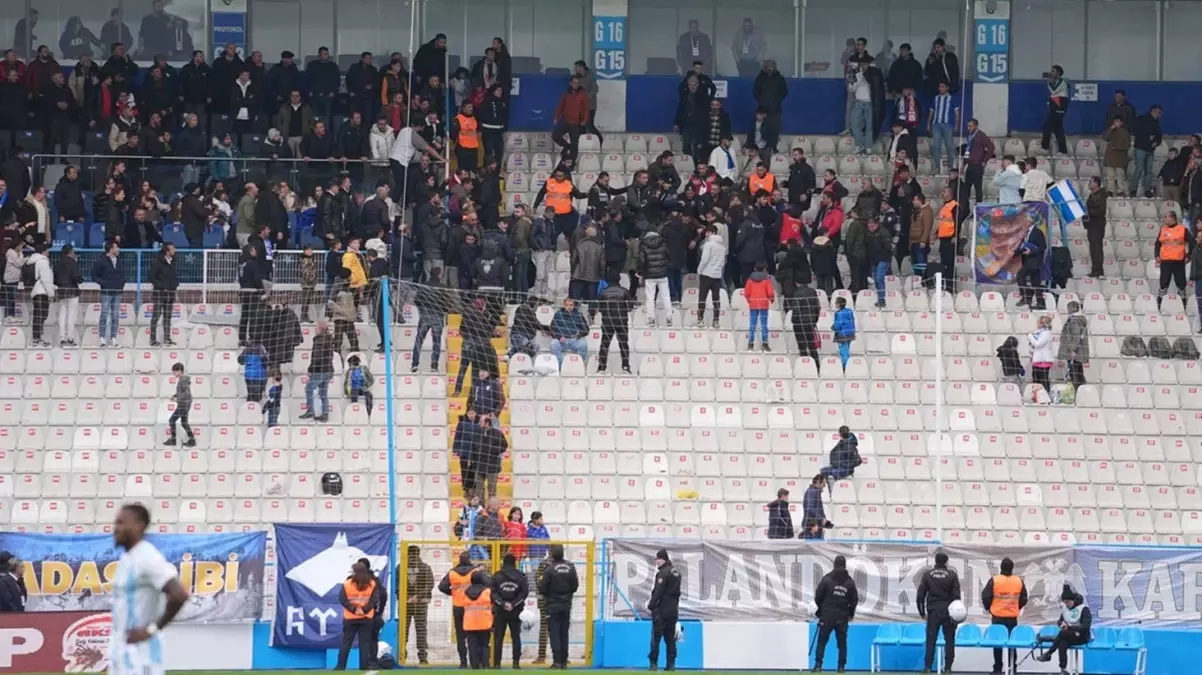 Görüntüler Türkiye’den: Tribünler karıştı, başkan taraftarların arasına daldı