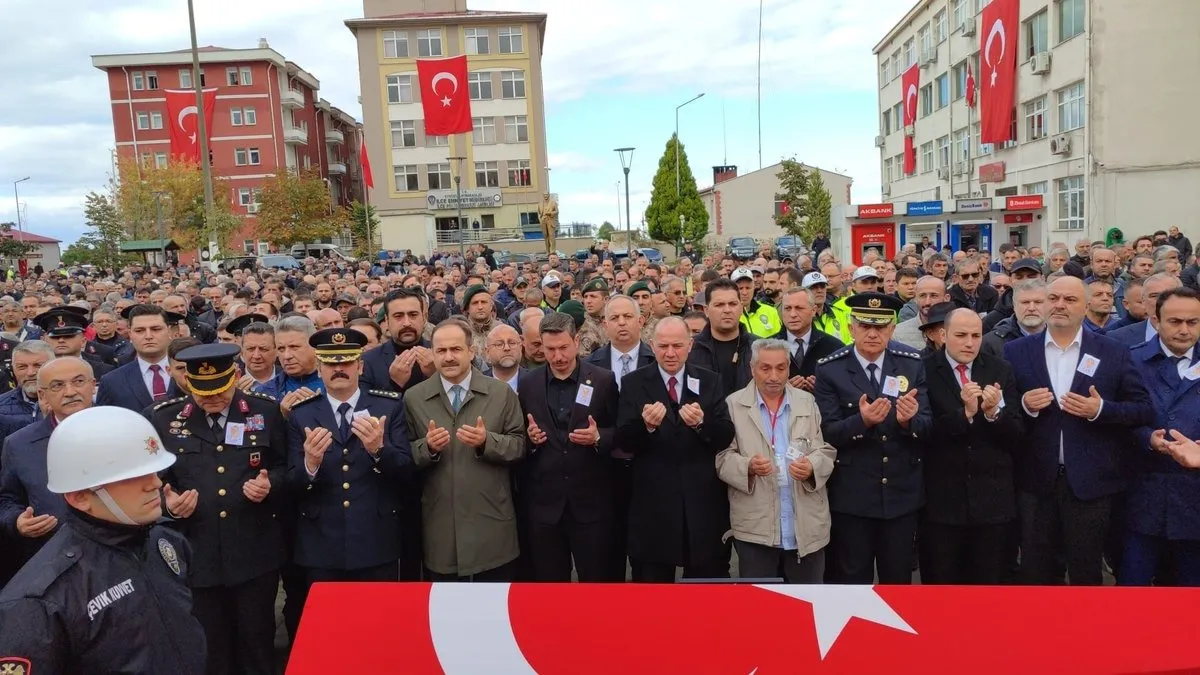 İstanbul’da trafik kazasında şehit olan polis memuru memleketinde son yolculuğuna uğurlandı