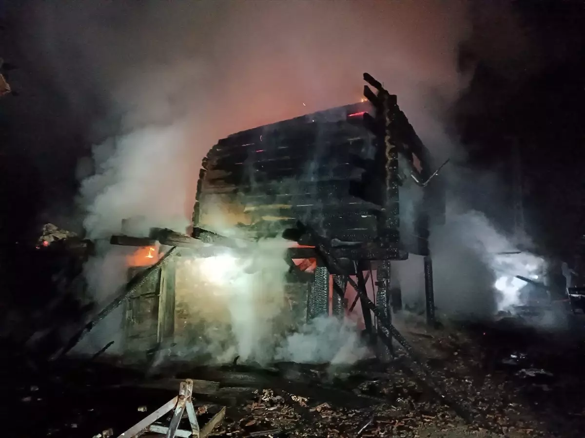 Tosya’da Yangın: Bir Ev Küle Döndü