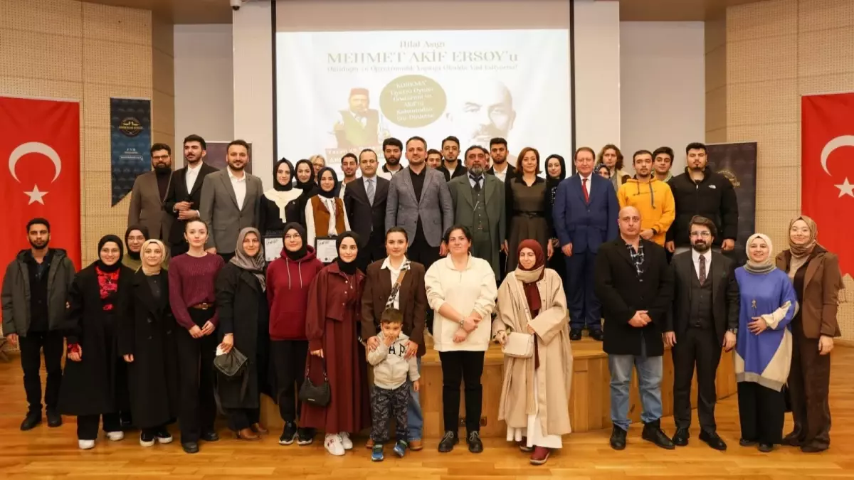 Usta oyuncu Ahmet Yenilmez, “Korkma” oyununu İZÜ’de sahneledi