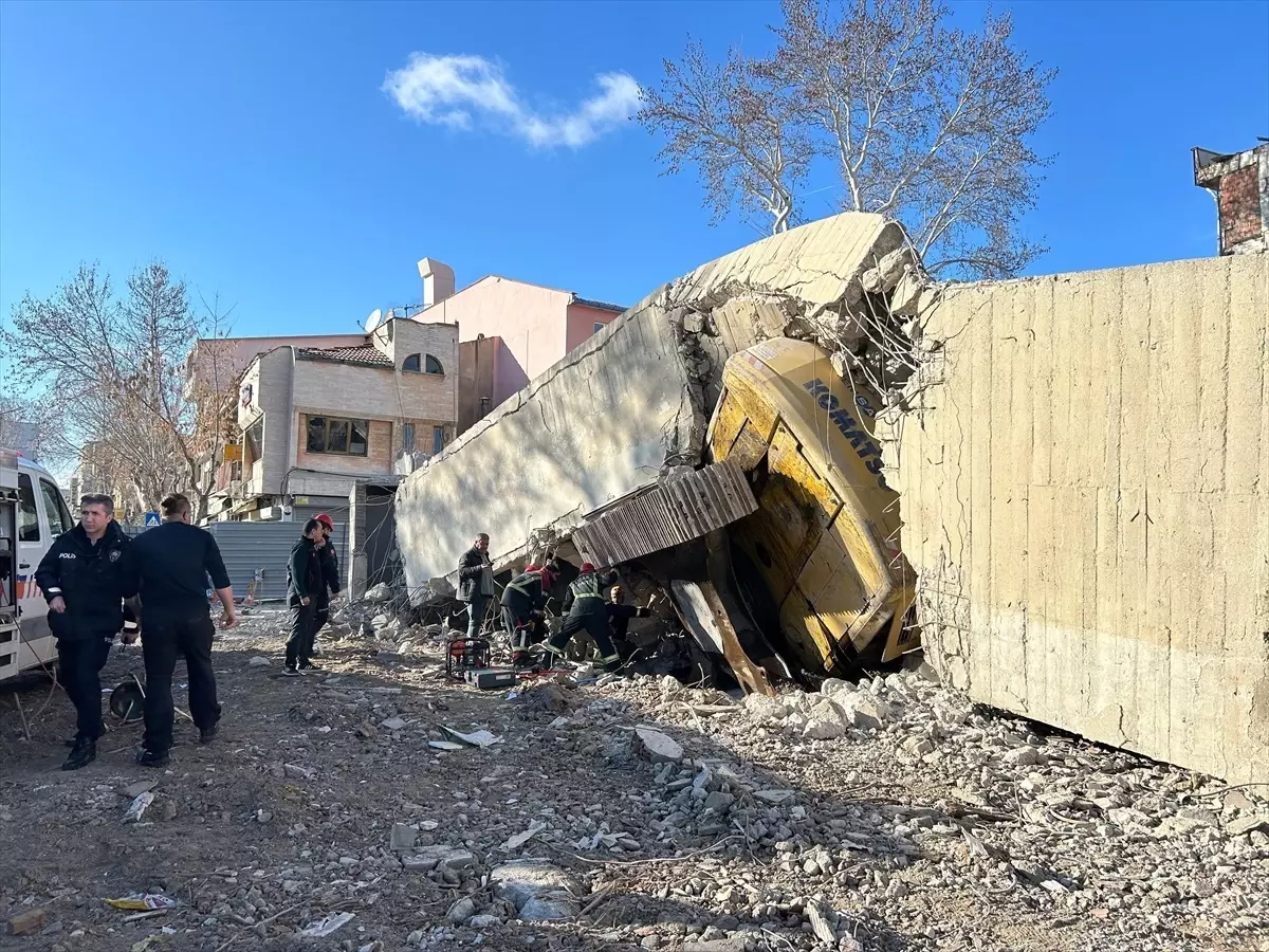 4 katlı bina çöktü, iş makinesi operatörü enkaz altında