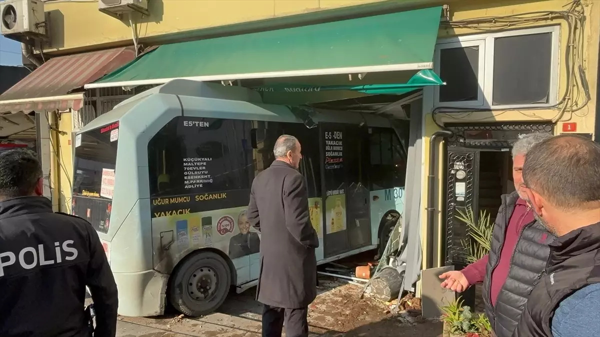 Kartal’da Minibüs Kazası: 3 Yaralı