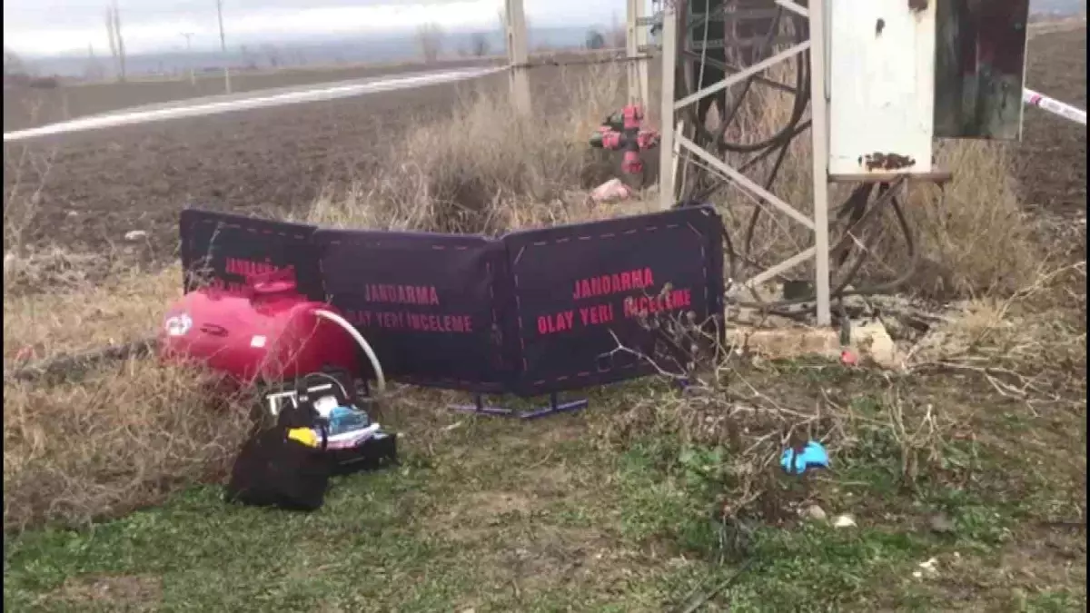 Suluova’da Elektrik Trafosu Önünde Ölü Bulundu