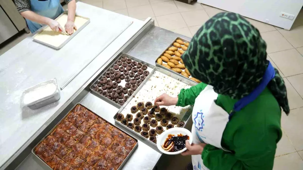 Battalgazi’nin Kalbi Kadın Kooperatifi, Bayram Öncesi Yöresel Tatlar Üretimine Hız Verdi